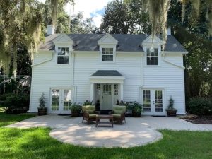 Luxurious-Carriage-House-on-Riverfront-